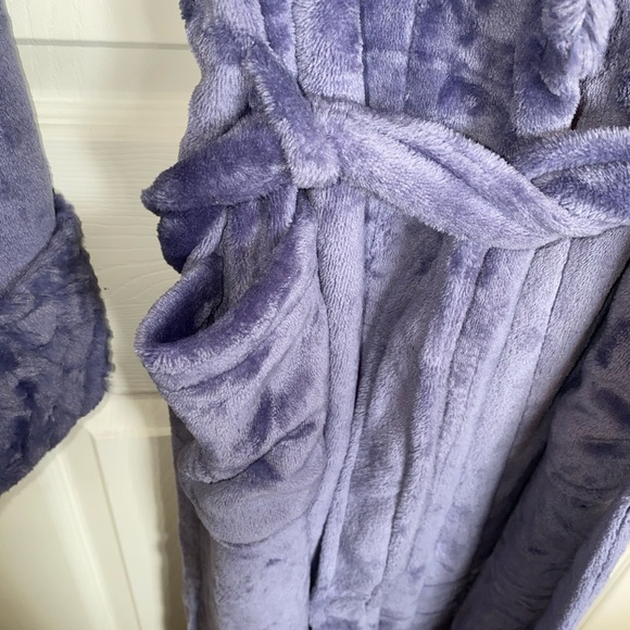 Carole Hochman Women's Shawl Collar Plush Robe - Picture 4 of 5